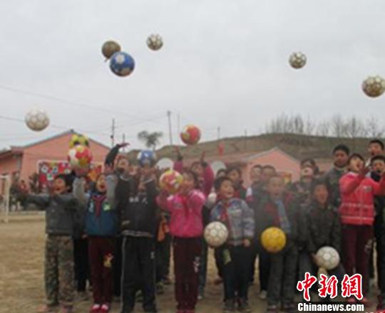 圖為甘肅省榆中縣中連川小學(xué)的“足球小將“合影。(資料圖) 史靜靜 攝
